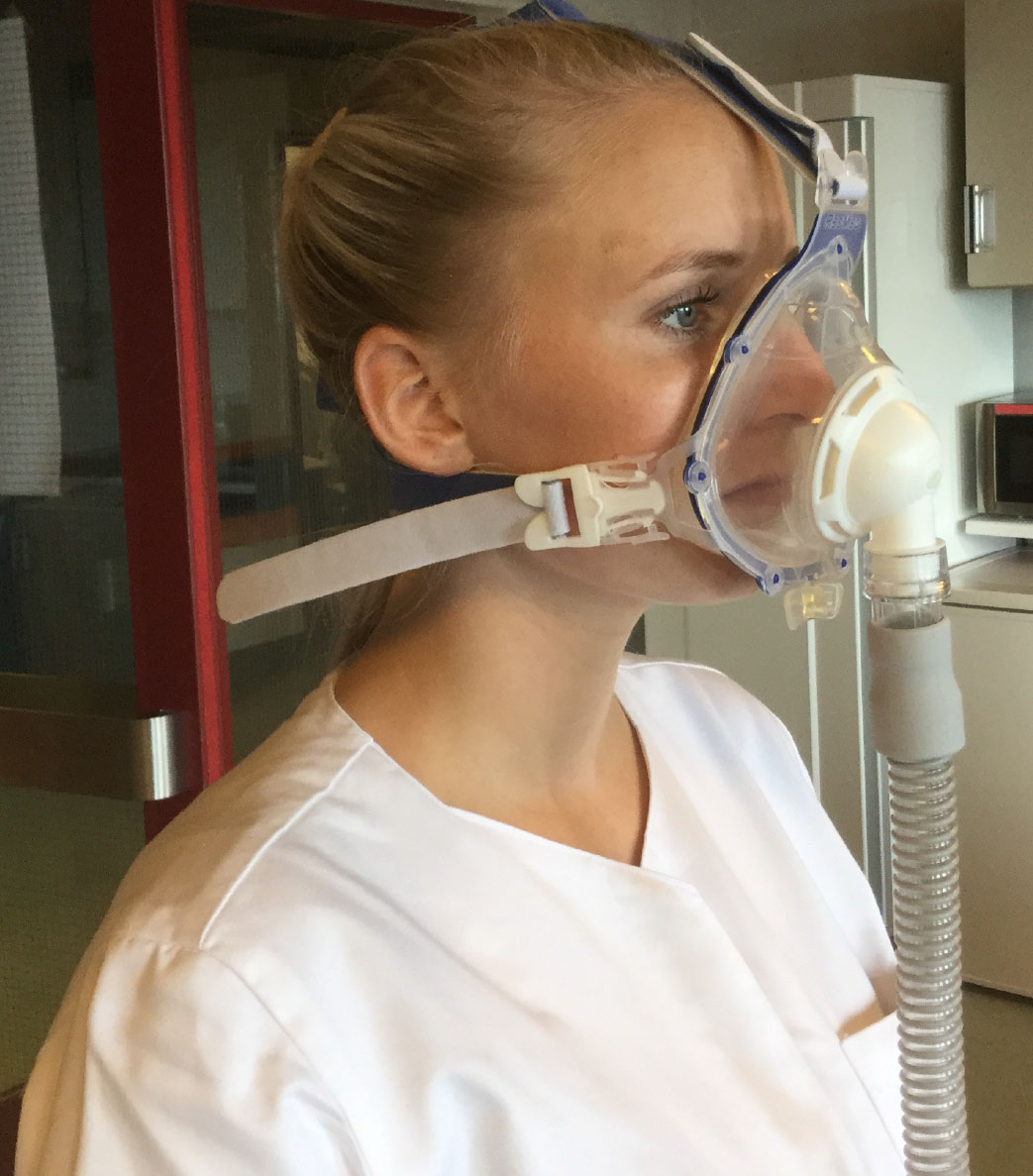 Ved NIV-behandling (Non Invasiv Behandling) får du en maske foran din næse og mund, og som spændes fast med remme henover hovedet og bagom nakken.