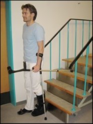 Person på trappe trykker ned i albue stok og samler rask ben et trin ned til bandageret ben