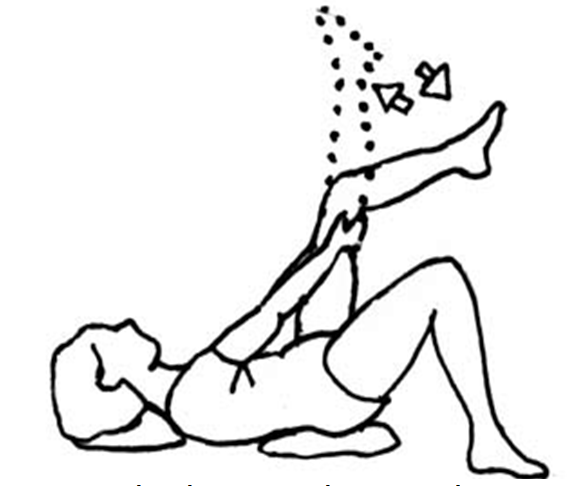 Tegning af rygliggende person med et ben løftet op i luften, som bøjer og strækker underbenet