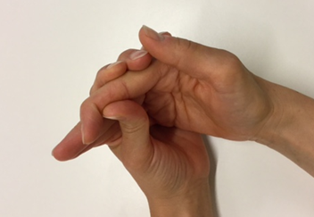Hånd, hvor yderleddet på finger bøjes, mens den anden hånd støtter lige under leddet