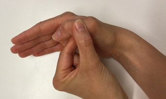 2 fingre holder om en tommelfinger, som bøjer i yderleddet
