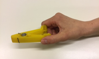 En hånd klemmer på en klemme med nøglegreb