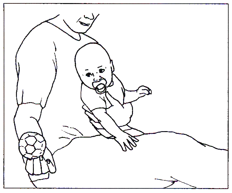 Voksen sidder med barn på skødet og holder legetøj ud til venstre side