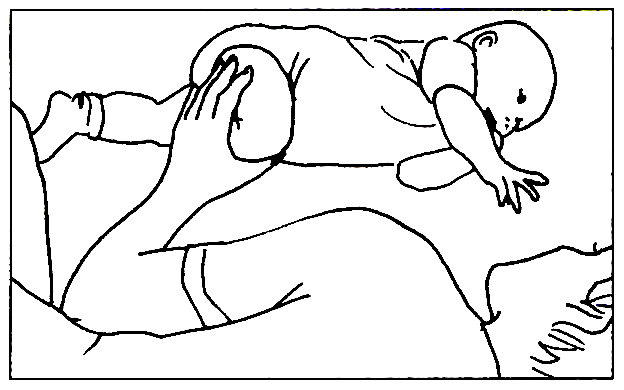 Tegning af barn der støttes til at ligge på siden og trækker armen frem mod den voksnes ansigt