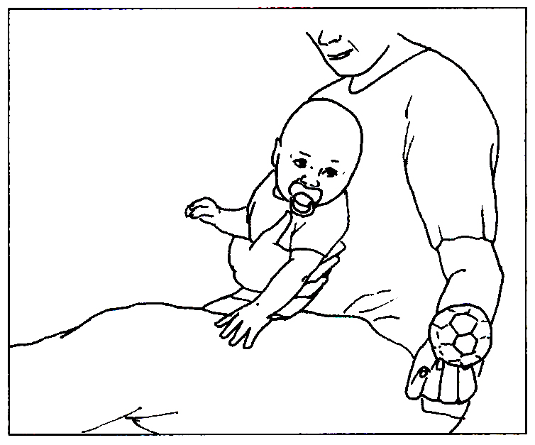 Voksen sidder med et barn og holder legetøjet ud til barnets venstre side