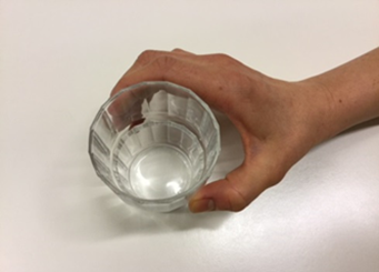 H&aring;nd griber om et glas