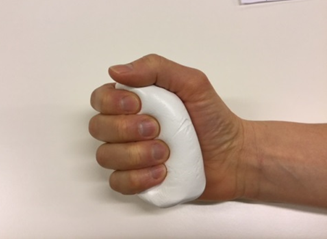 H&aring;nd klemmer om bl&oslash;d bold