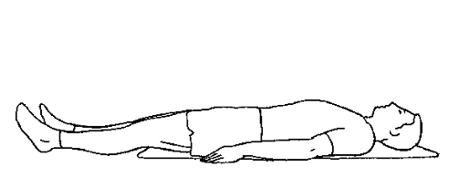 Person ligger på ryggen med strakte ben