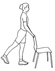 Person står bag stol og løfter det ene ben strakt bagud