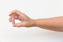 Hånd hvor tommelfinger spids møde med langefinger spids i et O