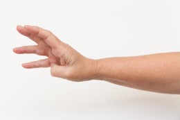 Hånd hvor tommelfinger spids er ført mod basis af lillefinger