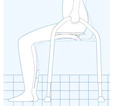 Tegning af person, som sidder på en badebænk. hvor sædet er højere end knæene