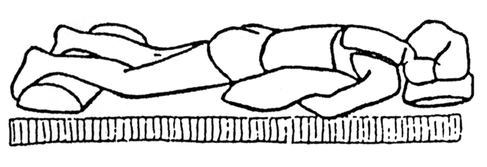 Tegning af person som ligger på maven i vandret seng. Der er puden under anklerne, under mave og hoved.
