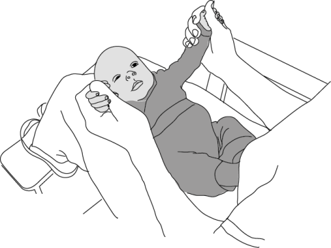 Tegning af baby der ligger på skødet af en voksen, som har fat i hænderne