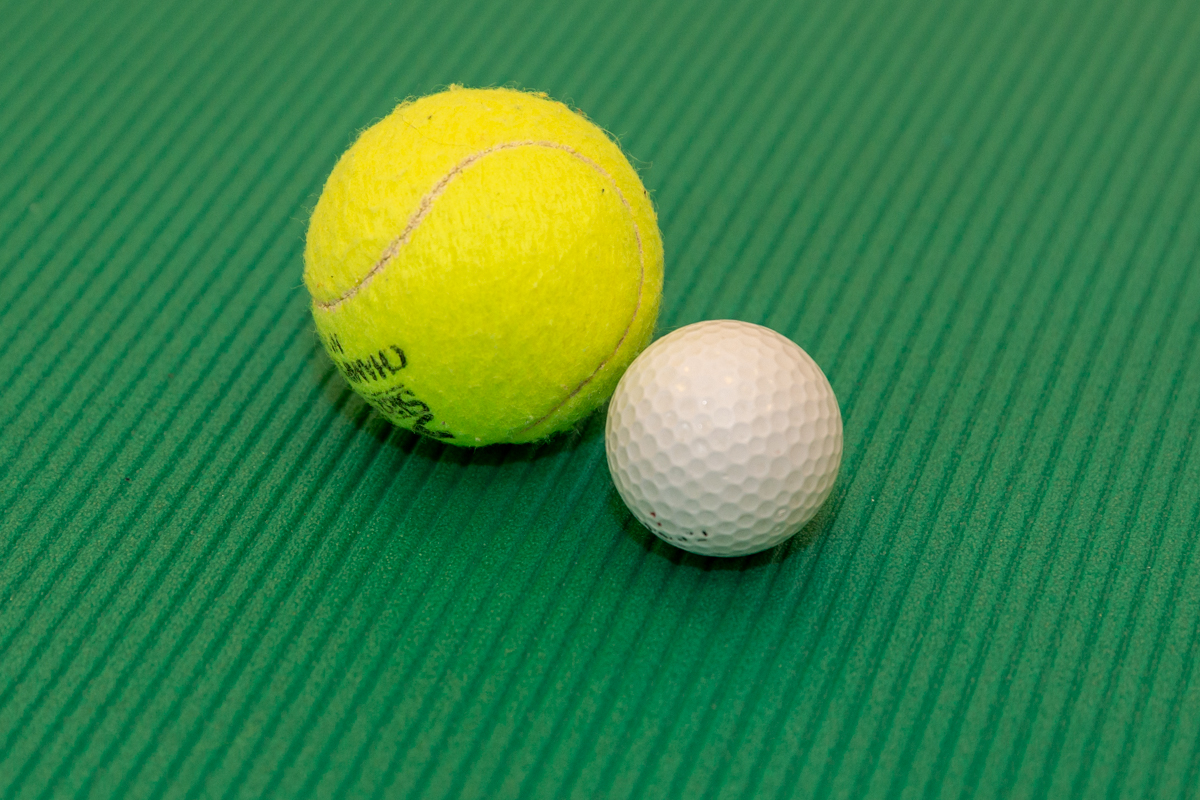 Billede af en tennisbold og en golfbold