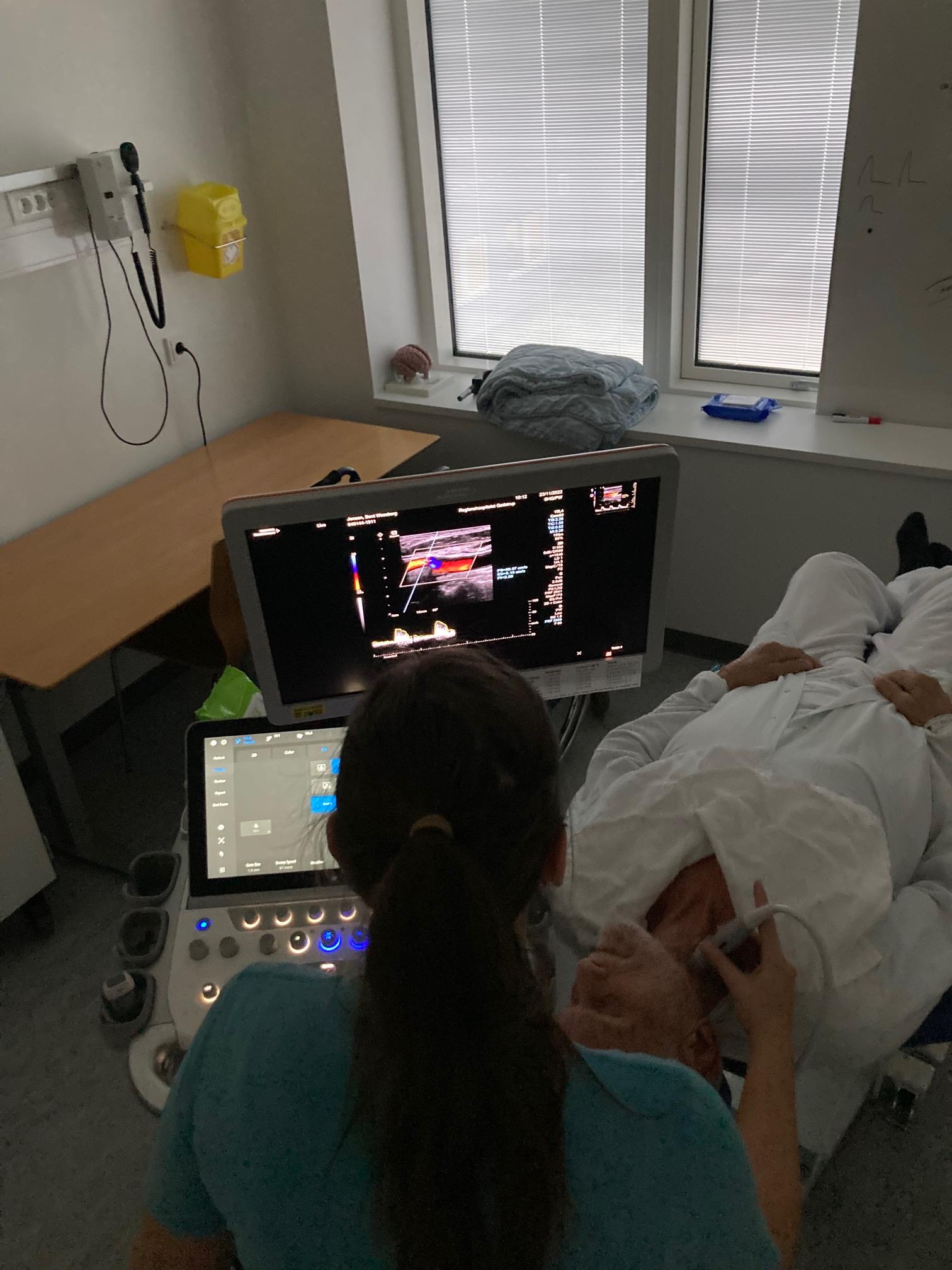 Sygeplejerske foretager ultralydsundersøgelse