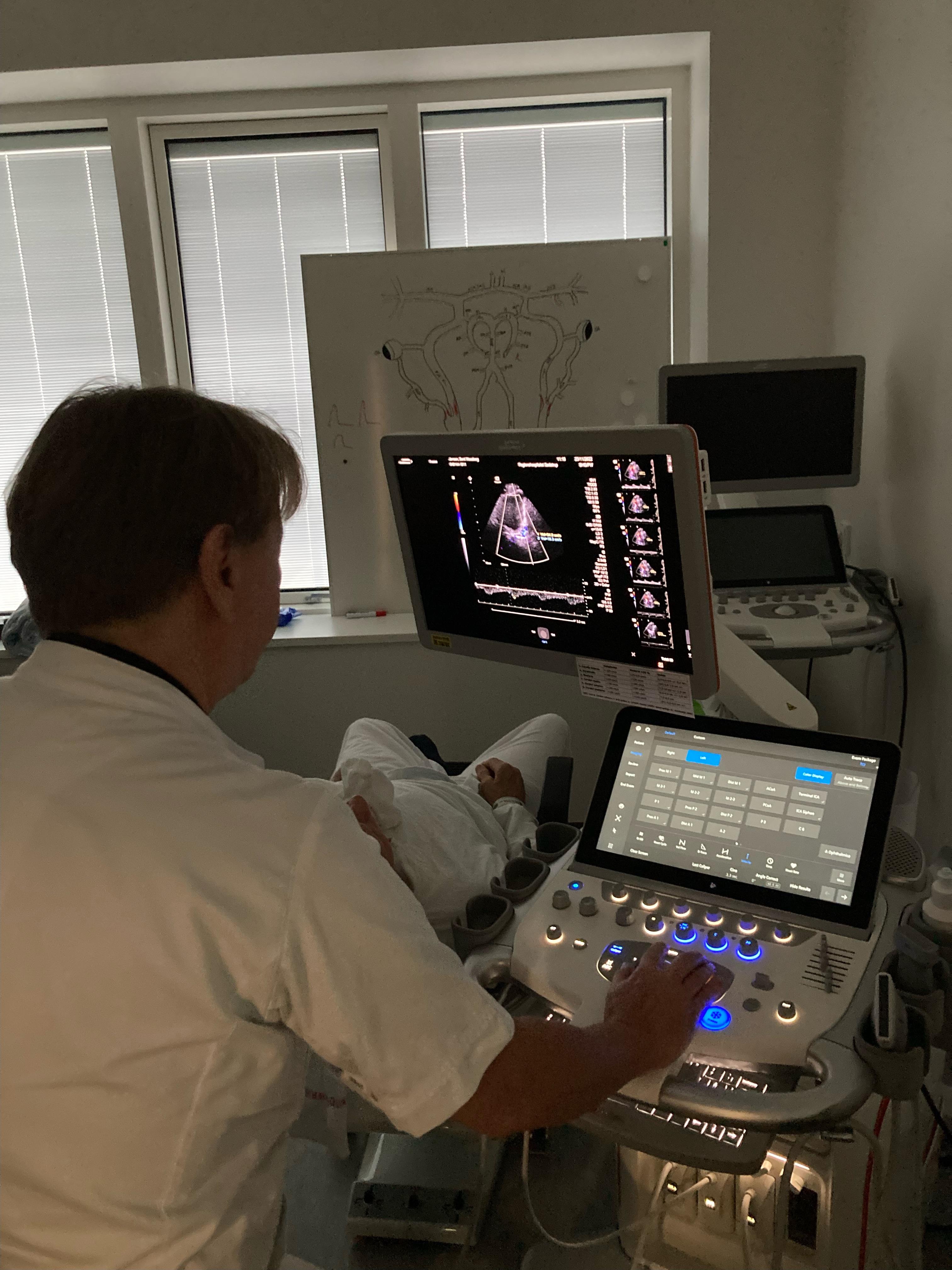 Neurolog foretager ultraundersøgelse af halsen