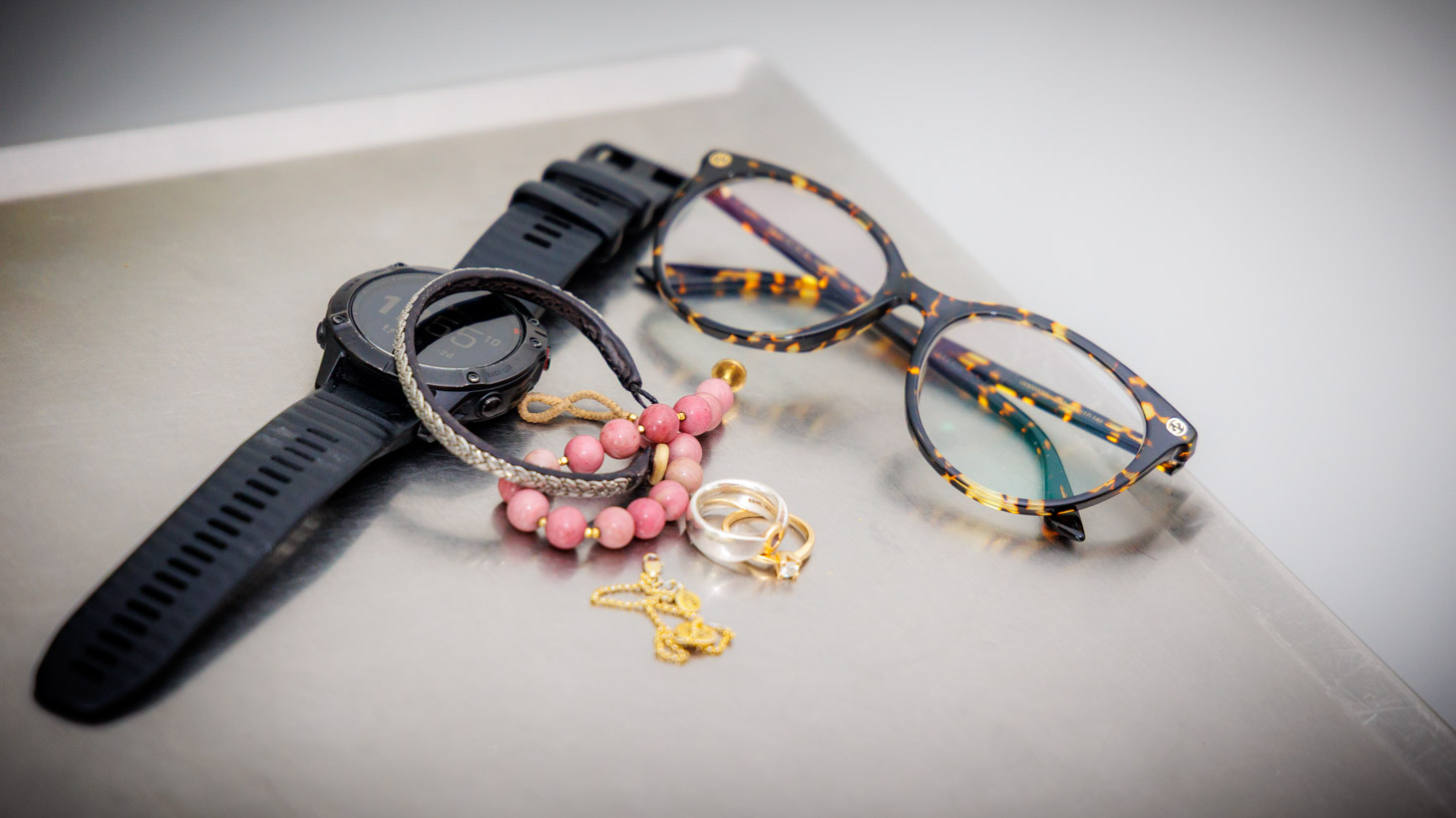 Billede der viser eksempel p&aring; smykker mv., der skal fjernes f&oslash;r skanning