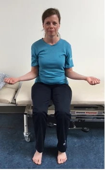 Underarme føres ud til siden