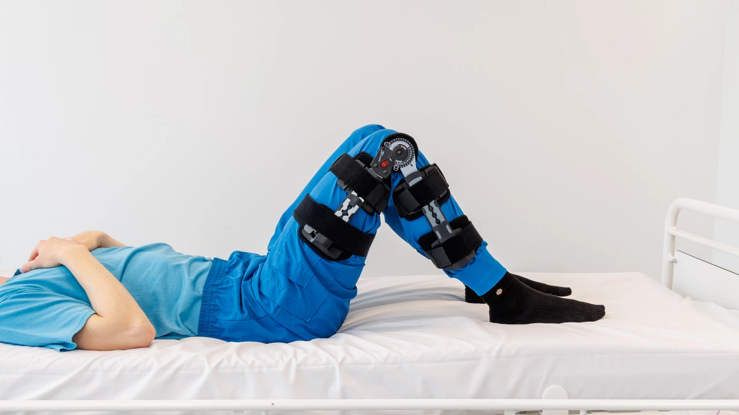 Person ligger på ryggen med bøjede ben