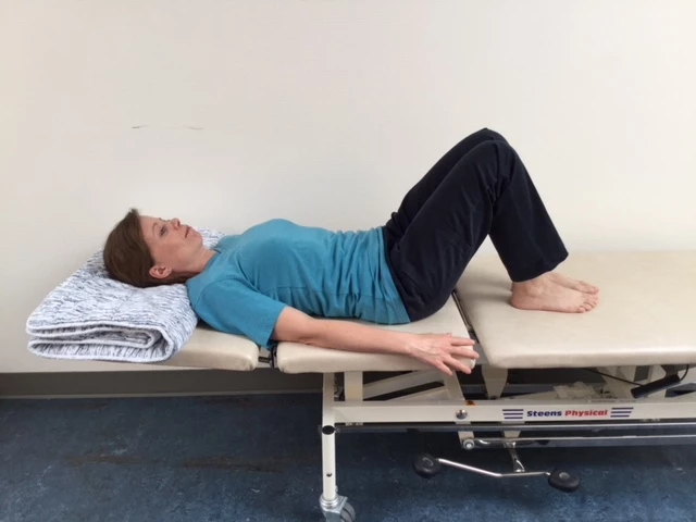 Rygliggende med bøjede ben