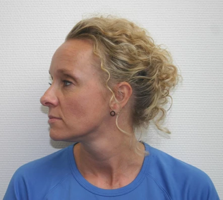 Kvinde drejer hovedet til siden