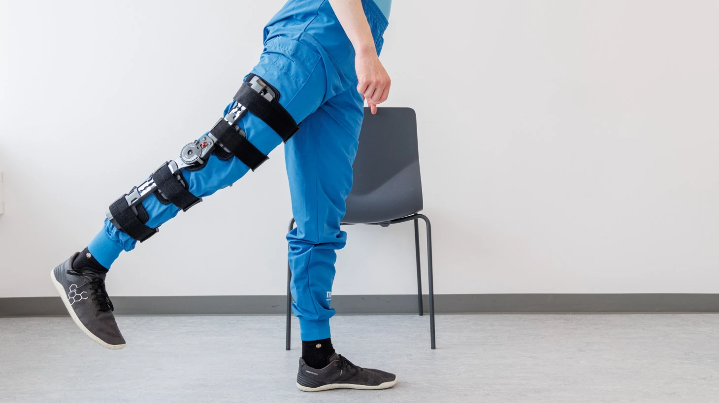 Ben føres bagud med strakt knæ