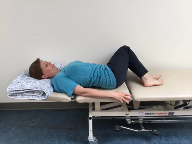 Knæ vippes ud til siden