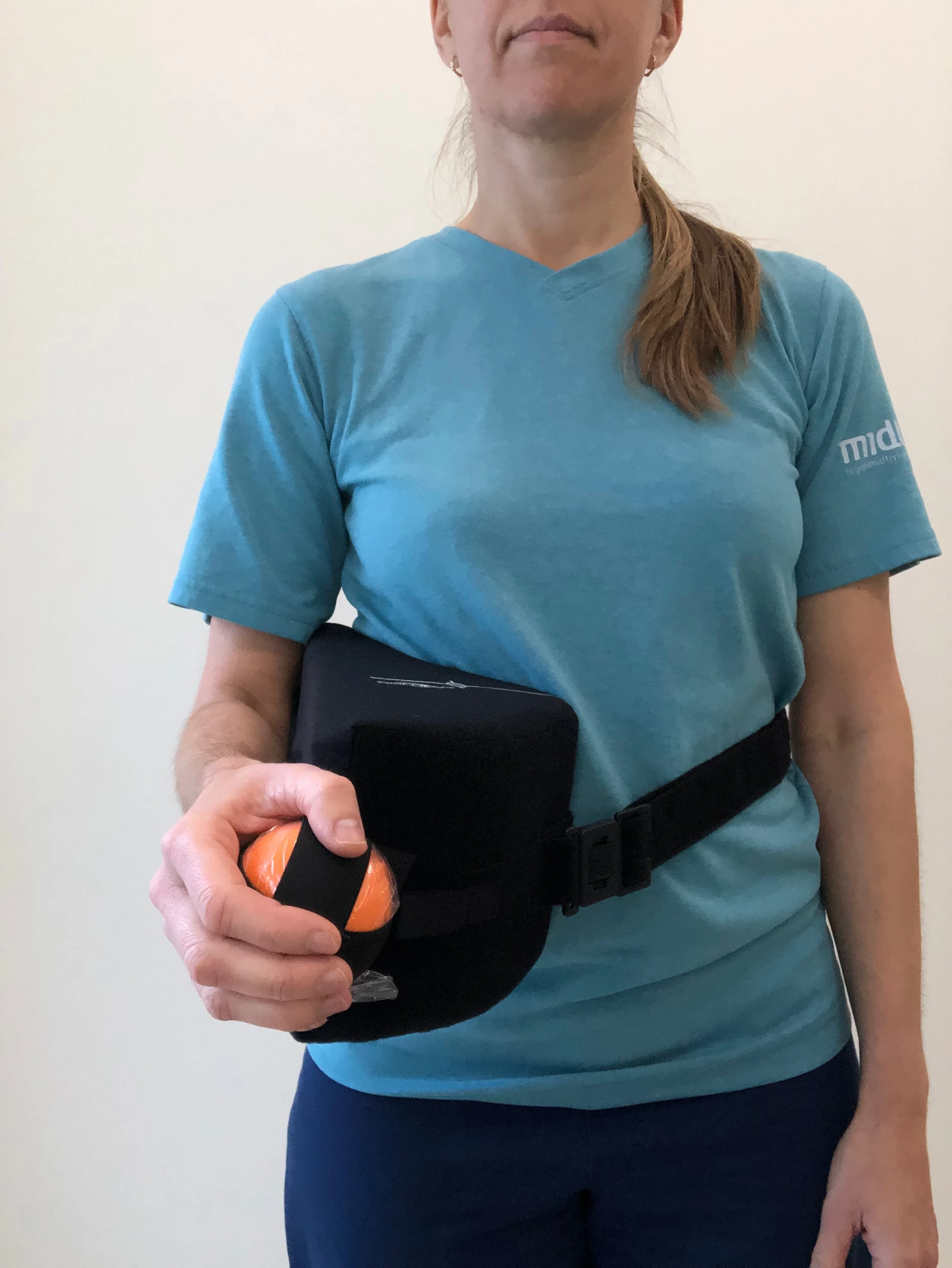 Mavebæltet sættes i højde med albuen