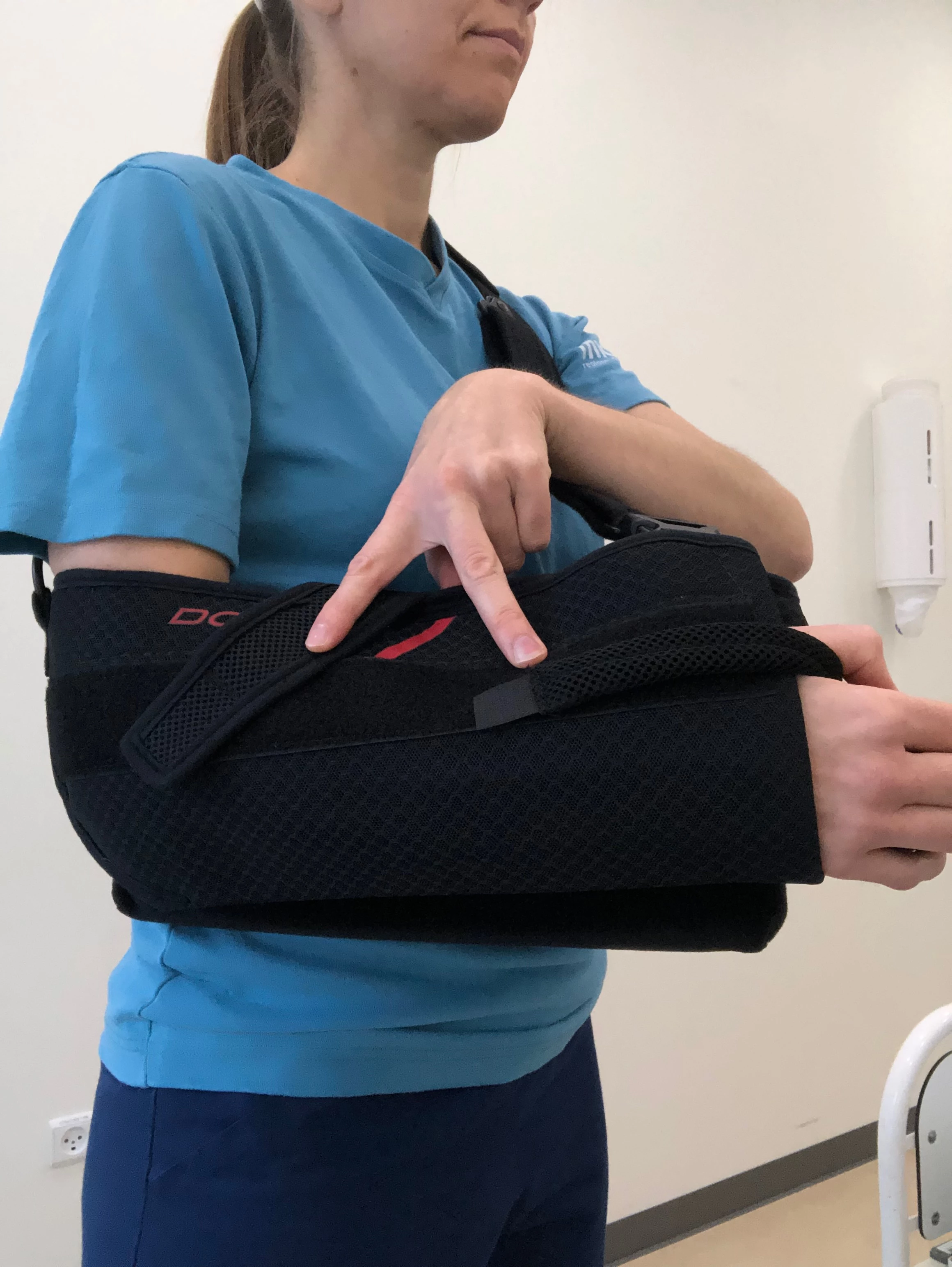 Billede der viser hvordan tommelstrop og lukkebånd justeret