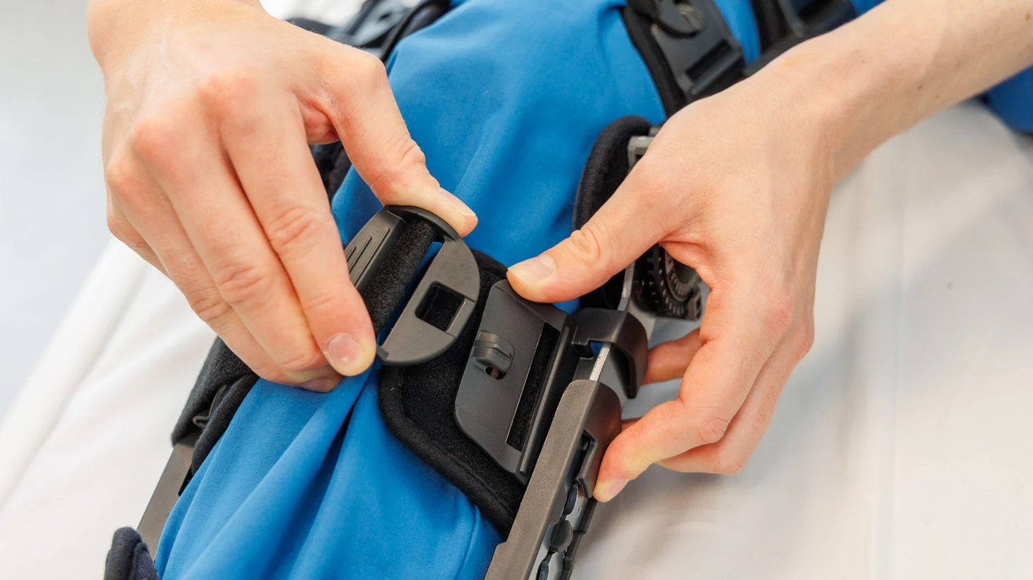 Foto der viser spænder der åbnes