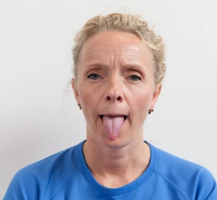 Kvinde rækker tungen langt ud og ned mod hagen