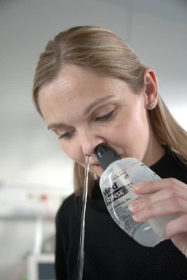Billede af person der skyller næse med spray