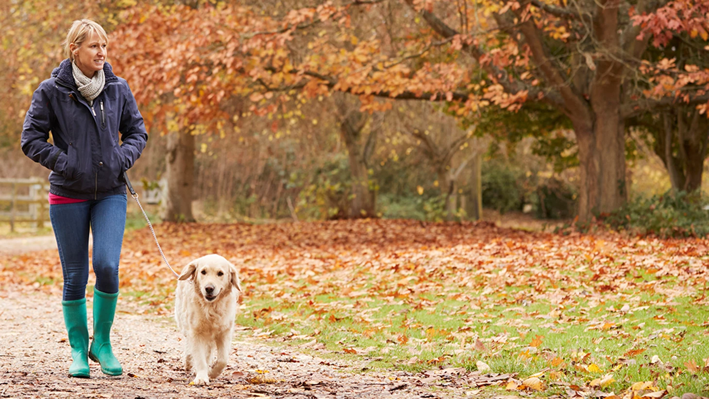 Kvinde der går tur med hund