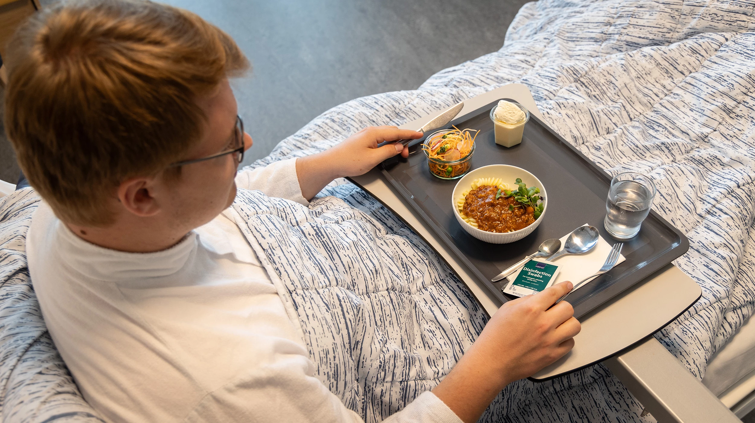 Patient spiser mad i sengen