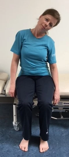 Hovedet bøjes til siden