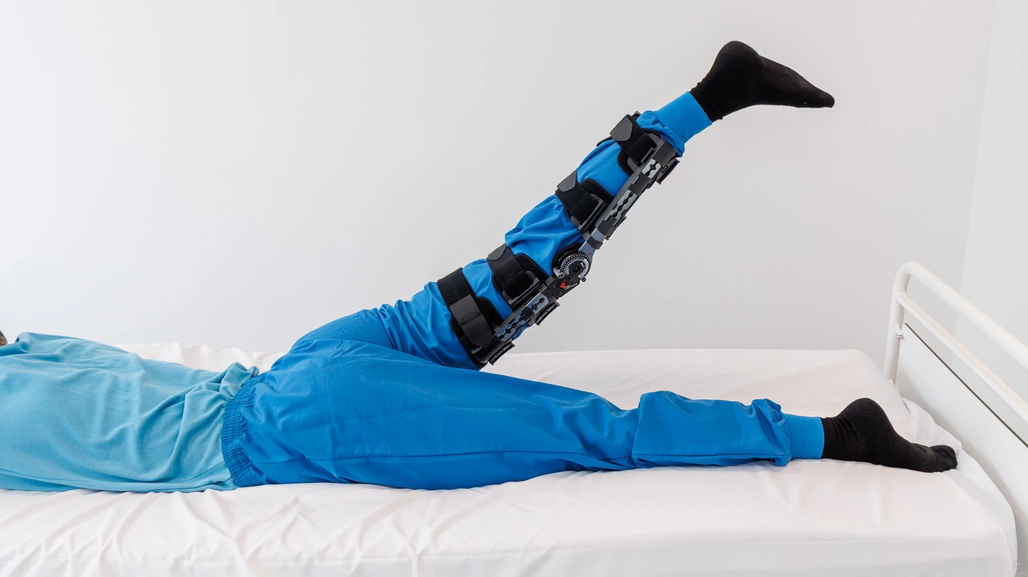 Person ligger på mave og fører benet bagud