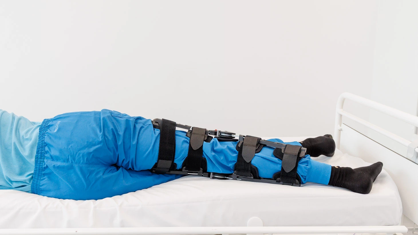 Person med hængselbandage ligger på siden