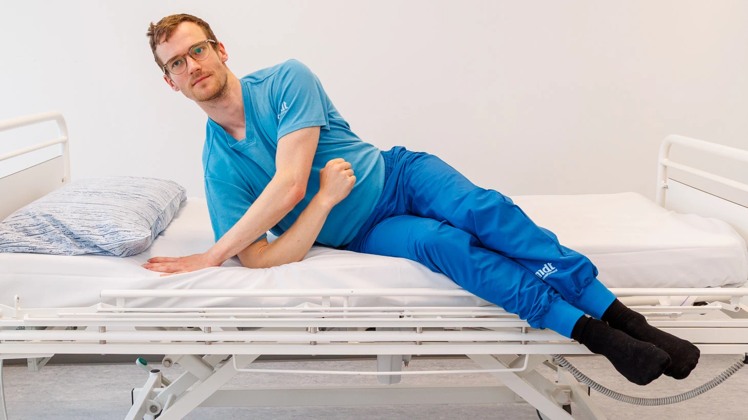 Mand skubber sig i siddende stilling
