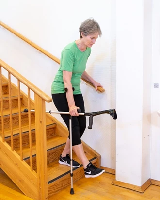 Sådan går du ned af trappe med stokke step 1