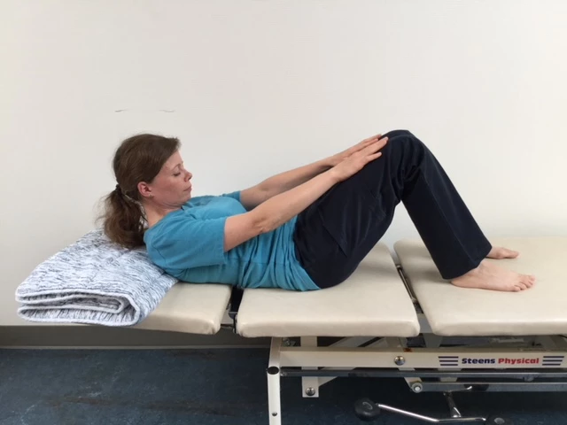 Kvinde laver mavebøjning