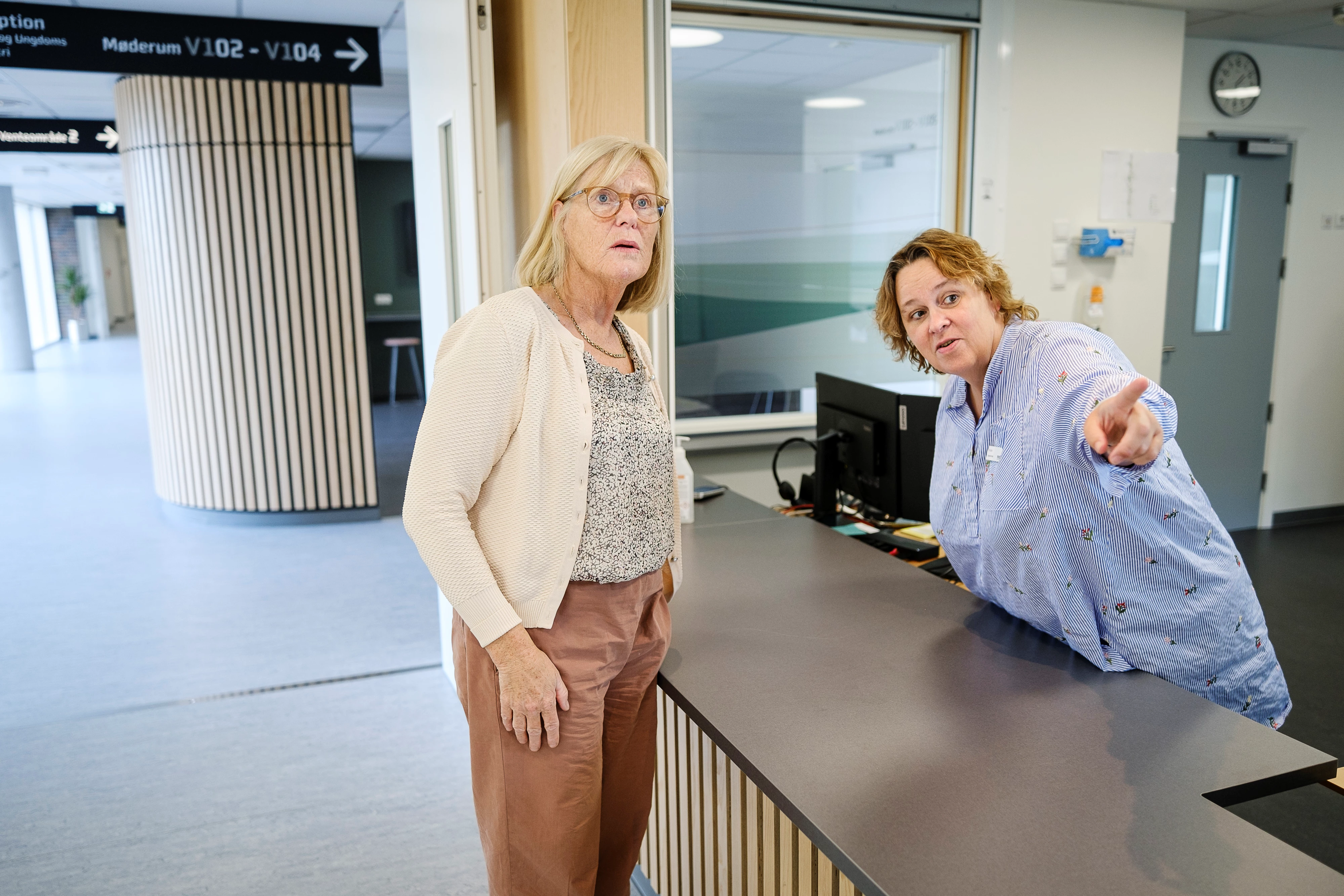 Patient vises vej af personale
