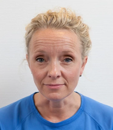 Kvinde kigger ligefrem og holder vejrt i halsen