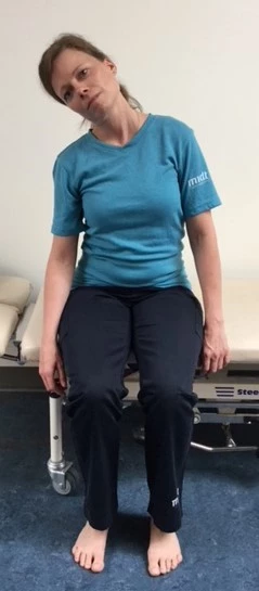 Før øret ned mod skulder