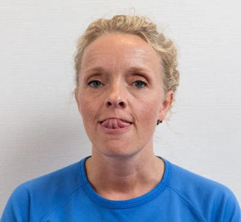 Kvinde bruger tænder i overmunden med tungen