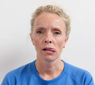 Kvinde med tungen i den ene mundvig