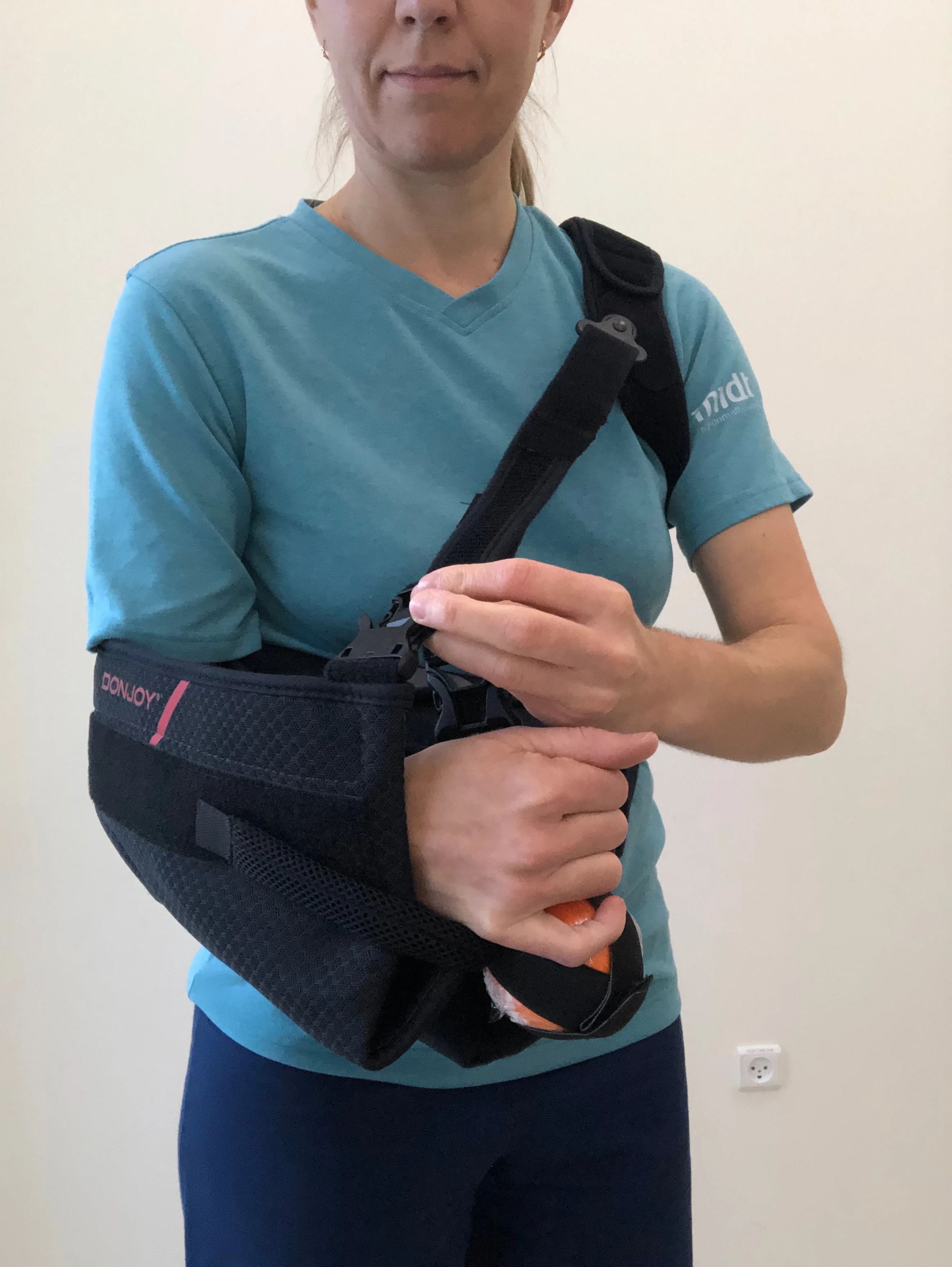 Billede der viser hvordan båndet klikkes fast