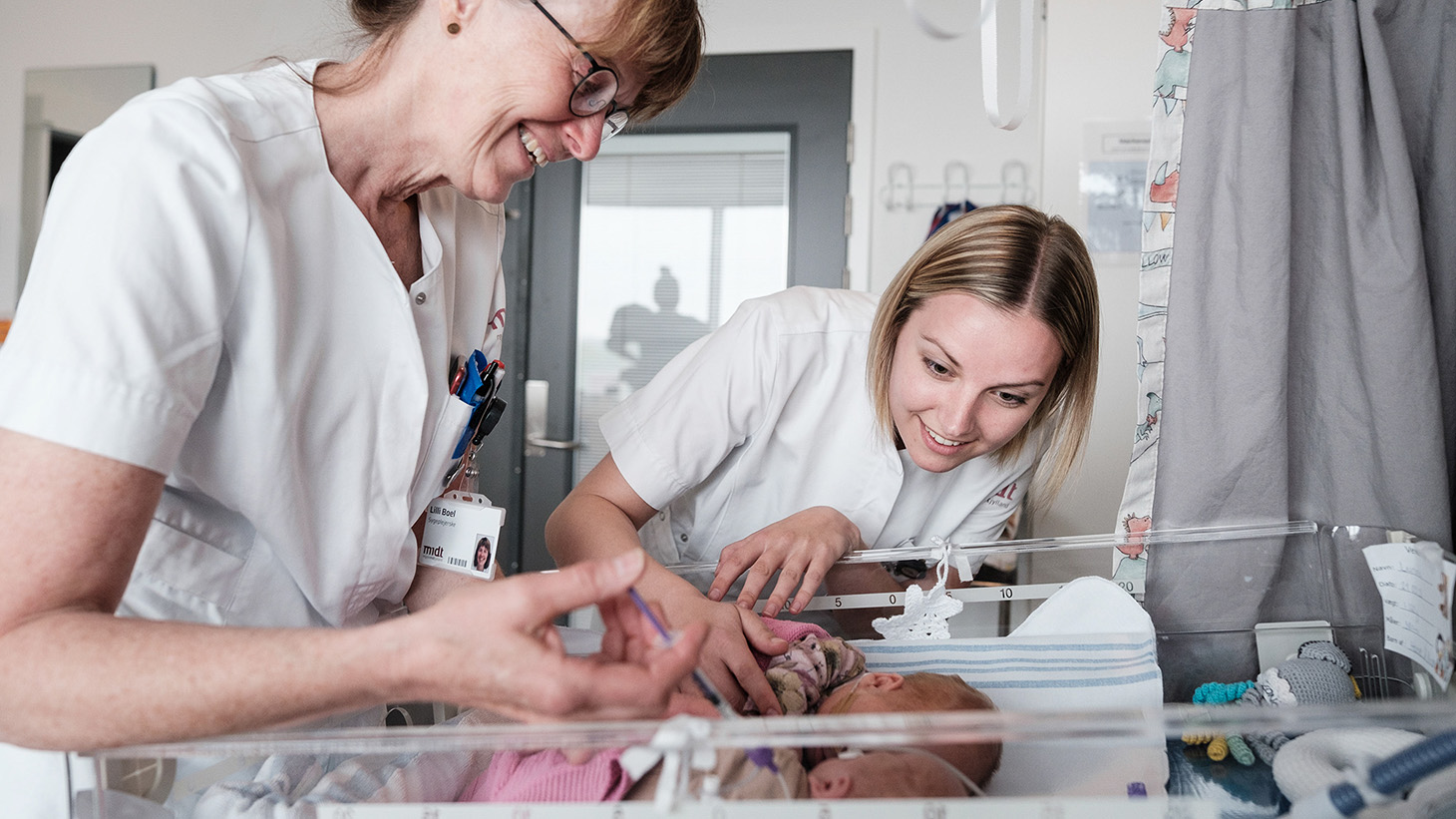 Sygeplejersker tilser nyfødte tvillinger.