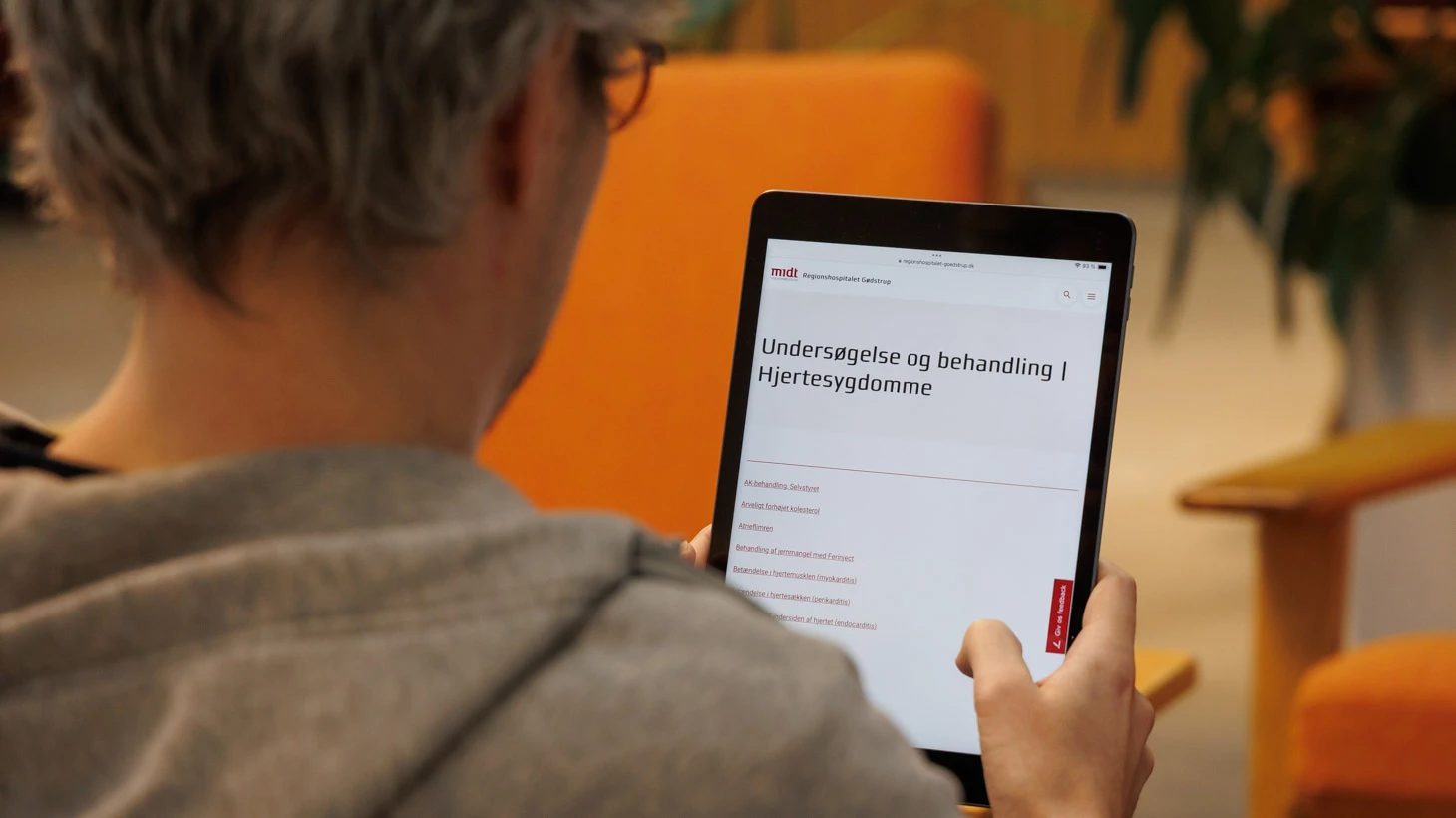 Læge og patient taler sammen