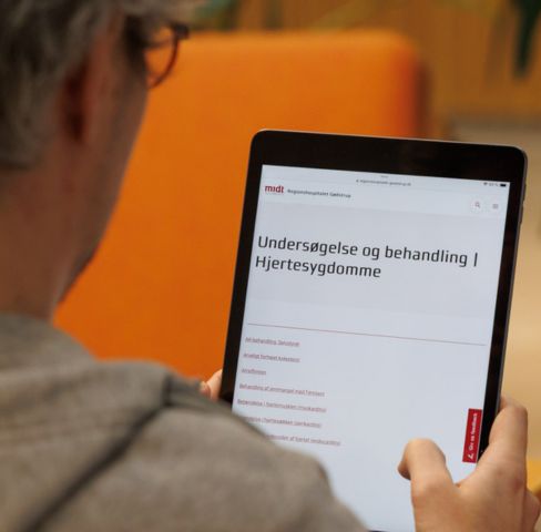 Læge og patient taler sammen